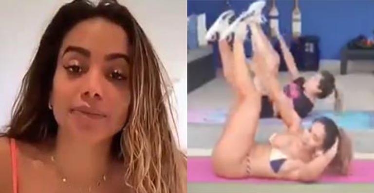 Anitta coloca biquíni tamanho PP, exibe corpo exuberante e para a internet com treino transmitido ao vivo