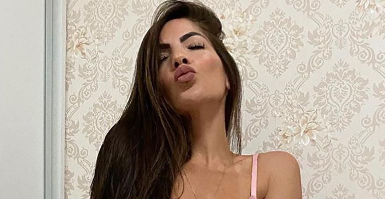 Ex-BBB Anamara arranca suspiros ao ostentar decote em pijama mínimo: ”Corpo mais lindo do Brasil”