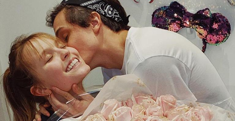 Larissa Manoela ganha buquê de flores gigante do namorado: ”Dia dos Namorados já começou”