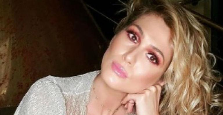 Lívia Andrade sensualiza após eleger look com decote profundo: “Essas imagens deixam a gente tenso”