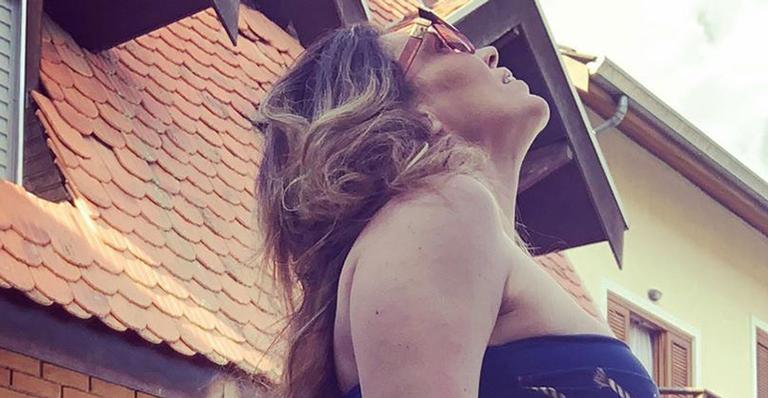 Espetacular aos 43 anos, Simony empina o bumbum em foto ao lado dos filhos na piscina