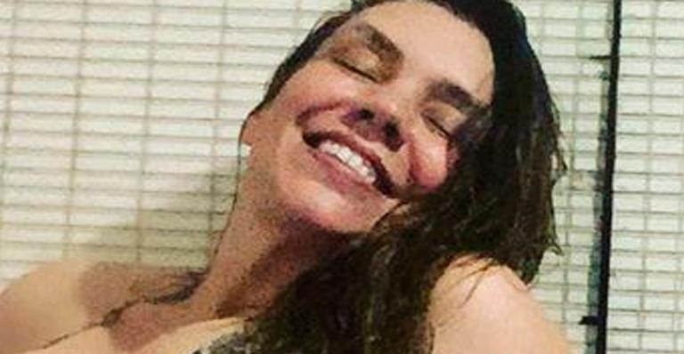 Aos 43 anos, Simony posa com biquíni ousado e bem à vontade na banheira: ”Segura essa sereia”