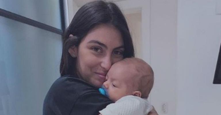 Após passar por procedimento, Mariana Uhlmann surge com o caçula e desabafa: “Corta meu coração”