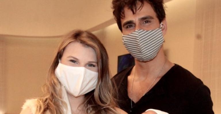De máscara, Julio Rocha e a esposa deixam maternidade com o filho no colo e beleza chama a atenção