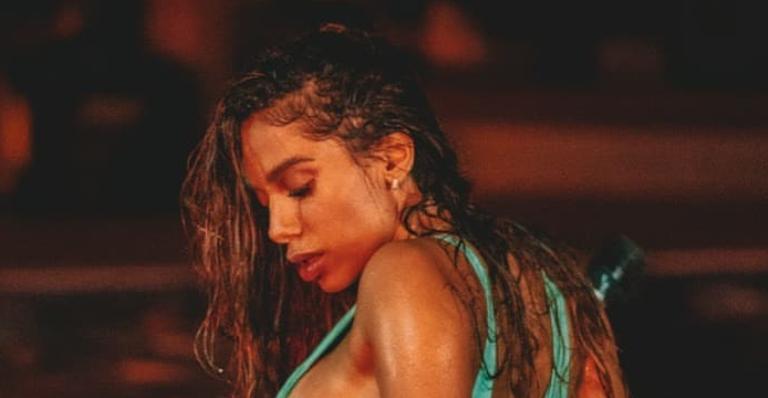 Em maiô ousado, Anitta faz caras e bocas e ostenta curvas perfeitas: ”Que mulher!”