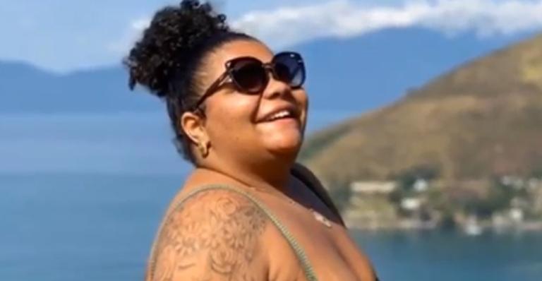 Flora Cruz posa só de biquíni para comemorar 84 mil seguidores na web