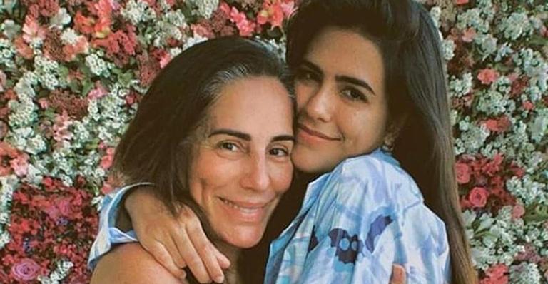 Glória Pires mostra clique do fundo do baú e semelhança com filha choca fãs: ”A cara da Antônia”