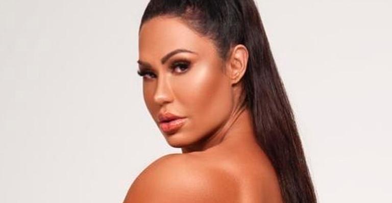 Gracyanne Barbosa resgata foto totalmente nua e exibe tatuagem estratégica no bumbum gigante: ”Musa”