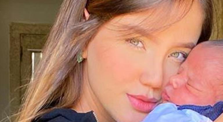 Magérrima após ser mãe, Biah Rodrigues posa de barriga de fora com o filho: “Mamãe esmaga mesmo”
