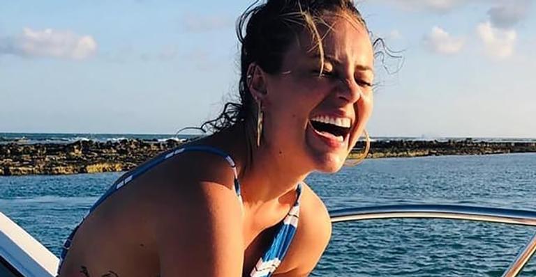 Paolla Oliveira posa só de maiô e arranca elogios da web: ”Mulher mais atraente do mundo”