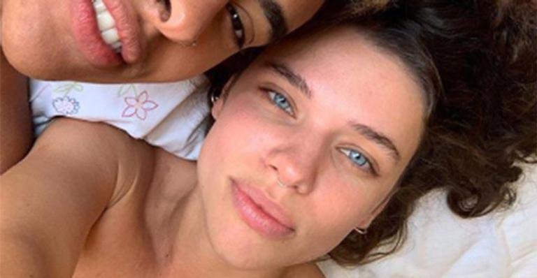 Na cama, Bruna Linzmeyer surge em foto raríssima com a nova namorada: “Lindas demais”