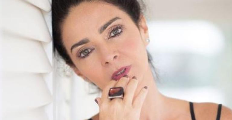 Aos 57 anos, Claudia Ohana posa de lingerie na banheira e mostra corpo sem retoques: ”Musa”