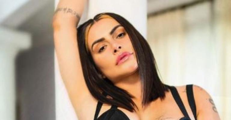 Cleo provoca seguidores com look ousadíssimo e exibe curvas poderosas: ”Perfeição”