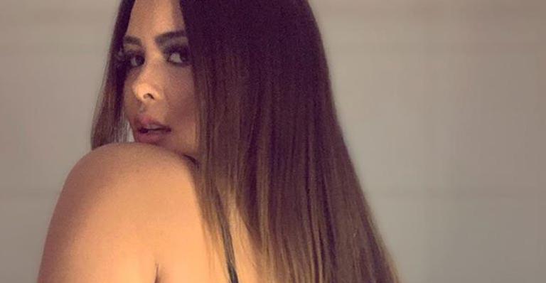 Geisy Arruda posa de cinta-liga e deixa bumbum imenso totalmente de fora: “Gulosa”