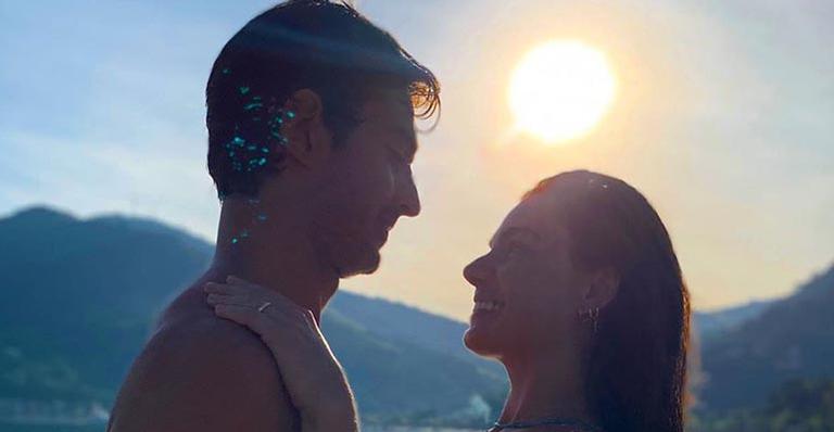 Isis Valverde surge com o marido e detalhe curioso chama a atenção: “Tá armado”