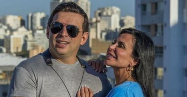 Noiva pela sexta vez, Gretchen abre o jogo sobre seu relacionamento: “Sendo feliz”