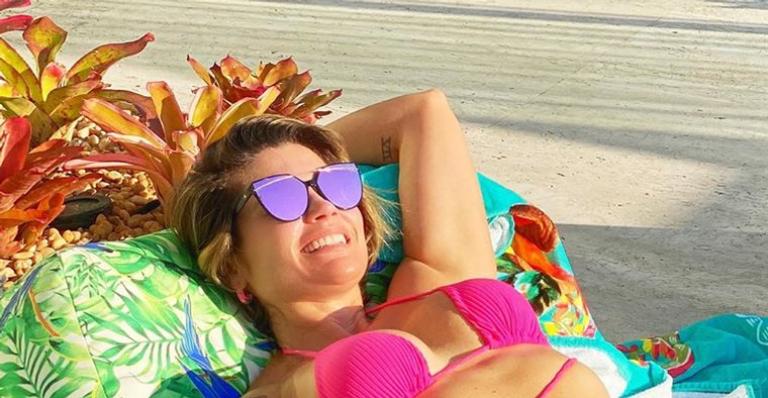 Aos 46 anos, Flávia Alessandra ostenta corpo impecável em clique com biquíni mínimo