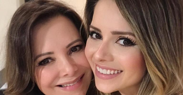 Sandy conta com a ajuda da mãe para renovar visual e se apaixona pelo resultado