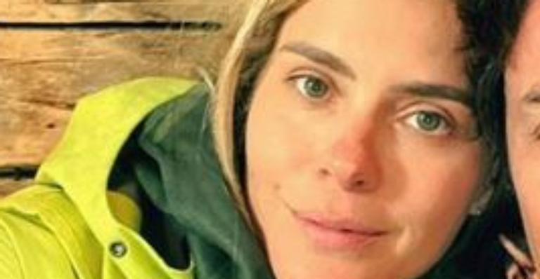 Carolina Dieckmann celebra 17 anos ao lado do marido e surpreende com clique antes e depois