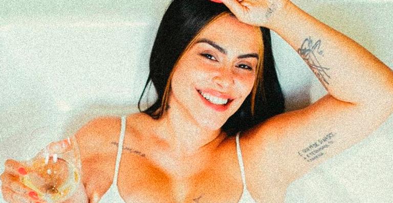 Cleo Pires faz pose perigosa em maiô cavado e deixa aparecer virilha: ”Mais gostosa do mundo”