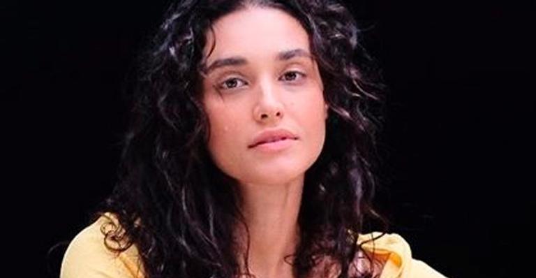 Débora Nascimento descansa no peito nu do namorado em momento bem íntimo: “O lugar do meu sussurro”