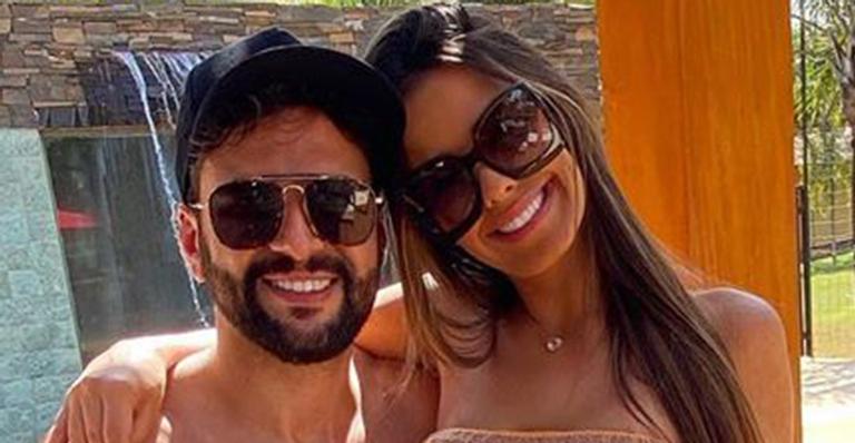 Ex-BBB Ivy Moraes eleva a temperatura e posa de biquíni no colo do marido: “Tremi aqui”