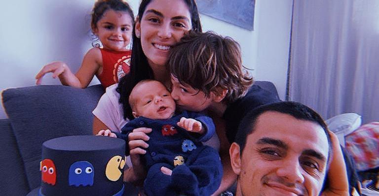 Felipe Simas é flagrado pela filha tentando tirar um cochilo com o caçula do colo: “Pacotinho de amor”