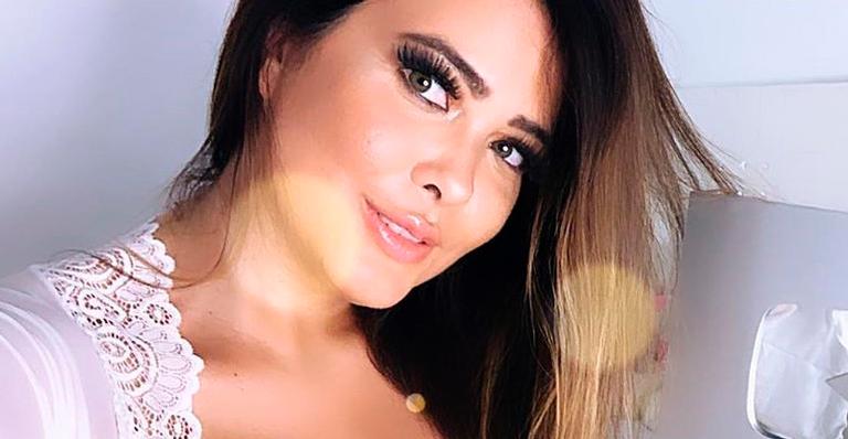 Geisy Arruda aposta em decote gigante para comemorar 100 mil inscritos: ”Recompensa”