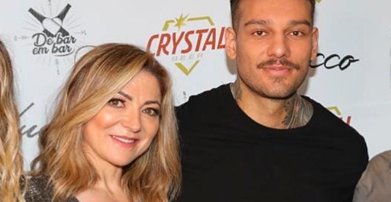 Mãe de Lucas Lucco, Karina Lucco exibe corpão e barriga negativa de biquíni aos 44 anos: ”Chocada”