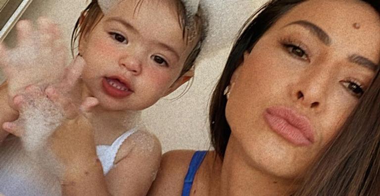 Sabrina Sato encanta a web ao mostrar Zoe coberta de espuma durante o banho: ”Muita fofura”