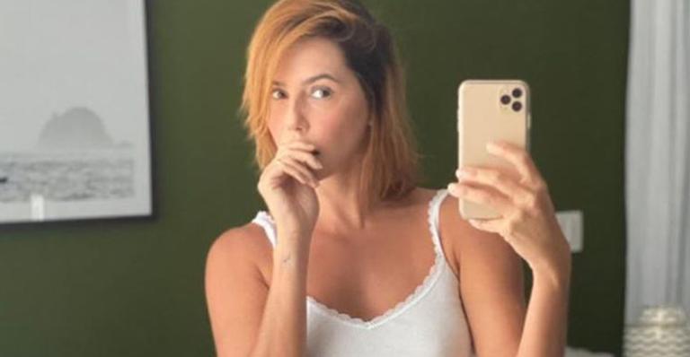 Só de regata e calcinha, Deborah Secco esbanja sensualidade na web: ”Acordei assim”