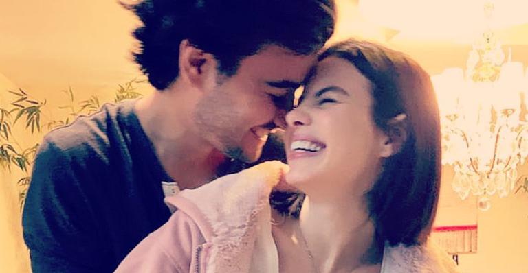 No quarto mês, Sthefany Brito surge nos braços do marido e mostra barriguinha saliente