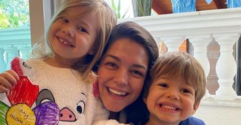 Thais Fersoza mostra farra dos filhos em casa e diverte fãs: ”Jogando tênis na sala”