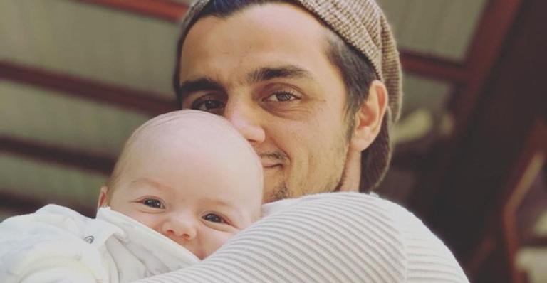 Felipe Simas encanta ao mostrar clique fofíssimo do caçula e se declara: “Presente”