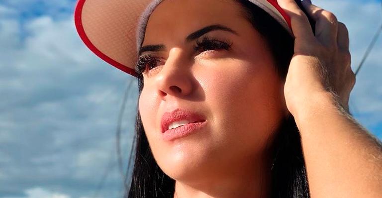 Graciele Lacerda esconde rosto e mostra todo o resto com maiô cavadíssimo e decotado: “Muita beleza”