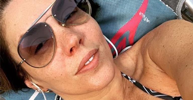 Simony posa de biquíni em foto sem filtros e exibe beleza real: “Simplesmente espetacular”