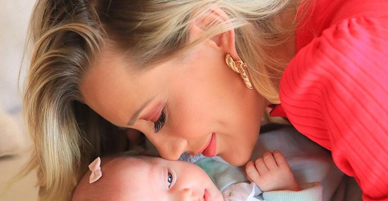 Ana Paula Siebert celebra primeiro mês de Vicky com declaração emocionante: “Maior presente da vida”
