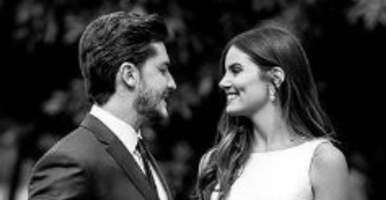 Camila Queiroz relembra casamento civil e divide cliques inéditos da cerimônia