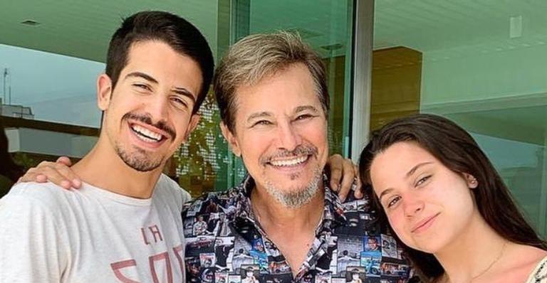 Edson Celulari se diverte em brincadeira com os filhos Enzo Celulari e Sophia Raia: ”Quem ama mais o pai?”