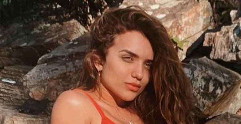 Ex-BBB Rafa Kalimann posa de biquíni e parte do seio escapa: “Um monumento de mulher”