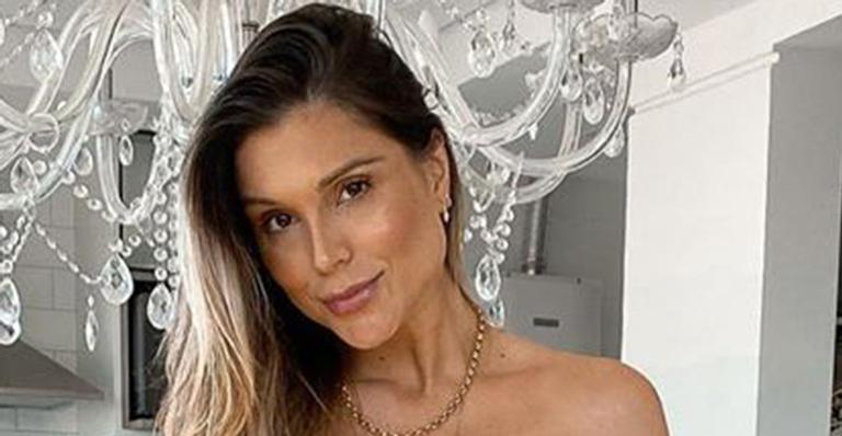 Com o barrigão de fora, Flávia Vianna posa em seu novo apartamento: “Uma vida nova”