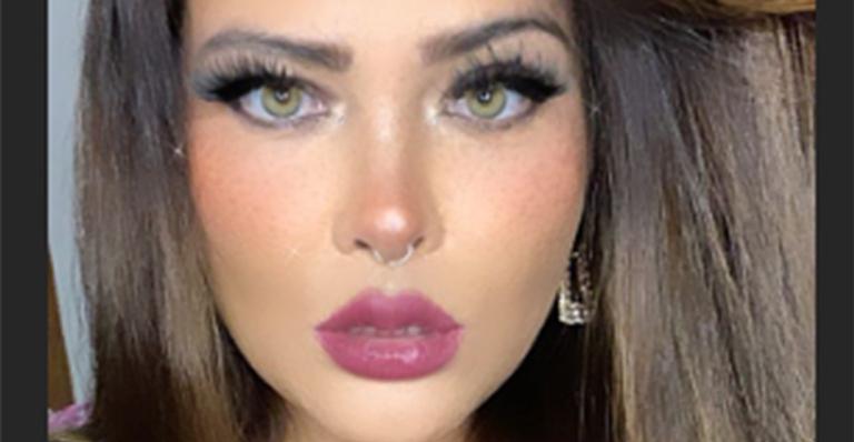 Em momento apimentado, Geisy Arruda faz beicinho e surge fatal com lingerie transparente