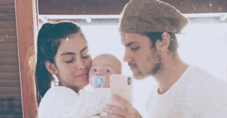 Mariana Uhlmann e Felipe Simas posam juntinhos com o caçula e detalhe chama atenção