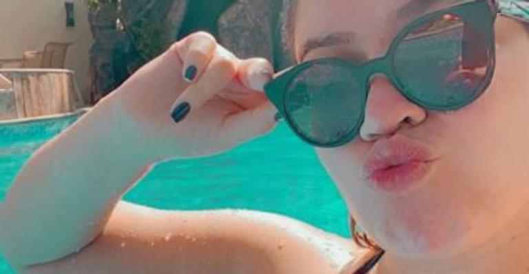 Meses após dar à luz, Marília Mendonça divide raro clique de biquíni na piscina: ”Linda!”