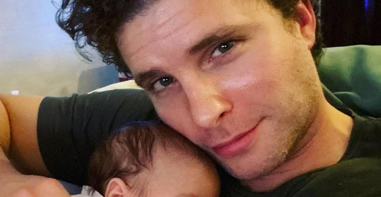 Thiago Fragoso encanta a web ao posar com filho caçula no colo: “Maior amor do mundo”