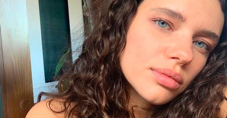 Bruna Linzmeyer posa de sutiã e atrai elogios de seguidores: ”Singela e delicada”