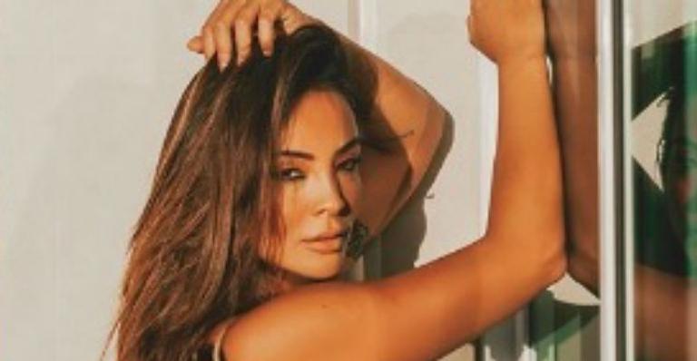 De maiô fio dental, Carol Nakamura sensualiza e empina o bumbum em clique: “Meu Deus”