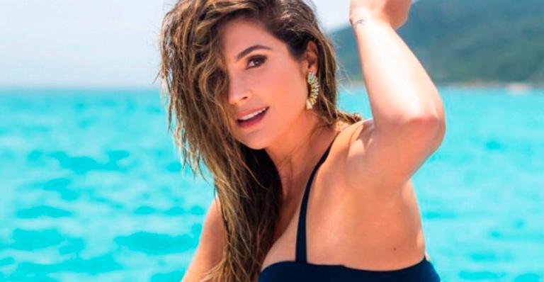 Flávia Alessandra resgata clique com biquíni aberto na lateral e fãs reagem: “Obra de arte”
