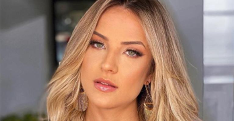 Ex-BBB Gabi Martins surge toda produzida e puxa o decote com as mãos em momento ousado: “Surra de beleza”