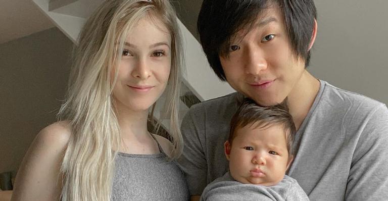 Jake Lee encanta ao surgir dormindo agarradinho com a mamãe: “Delícia de soninho”